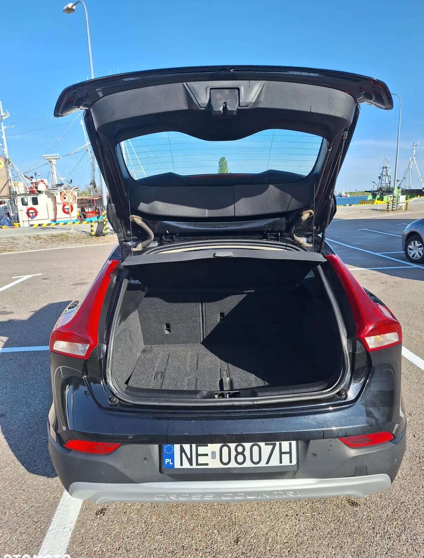 Volvo V40 cena 56900 przebieg: 132000, rok produkcji 2016 z Gdynia małe 254